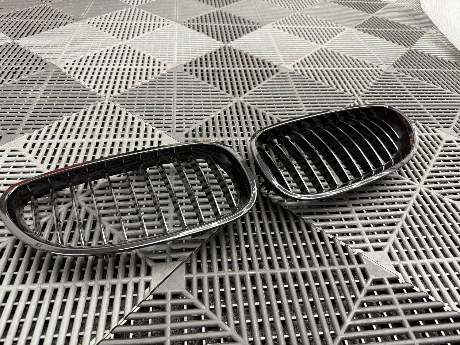 E60 Gloss Black Kidney Grilles