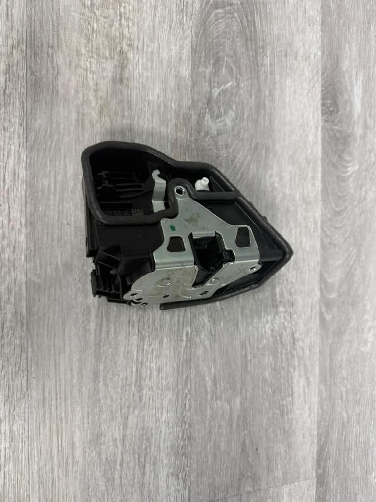 Genuine BMW Door Lock Actuator Front Right Side 51217202146 51217059974 51214389474 1 2 3 4 5 6 7 X Series