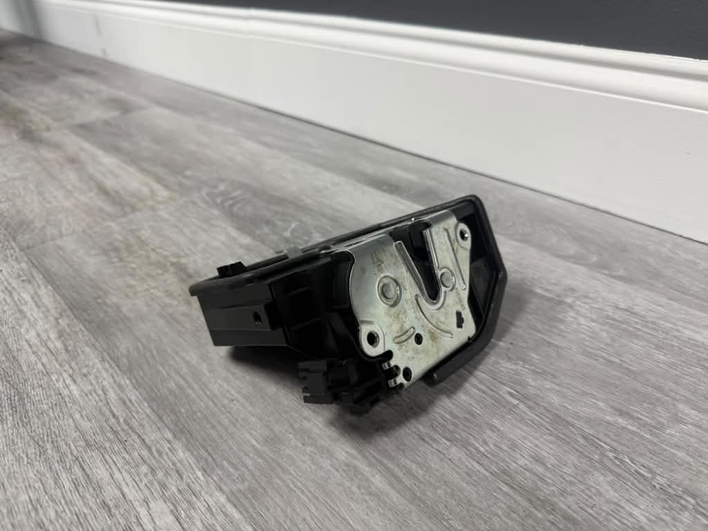 Genuine BMW Door Lock Actuator Front Right Side 51217202146 51217059974 51214389474 1 2 3 4 5 6 7 X Series