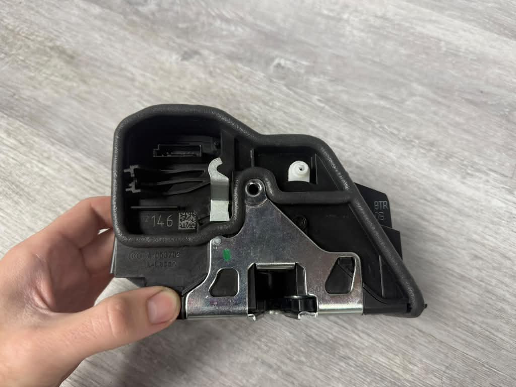 Genuine BMW Door Lock Actuator Front Right Side 51217202146 51217059974 51214389474 1 2 3 4 5 6 7 X Series
